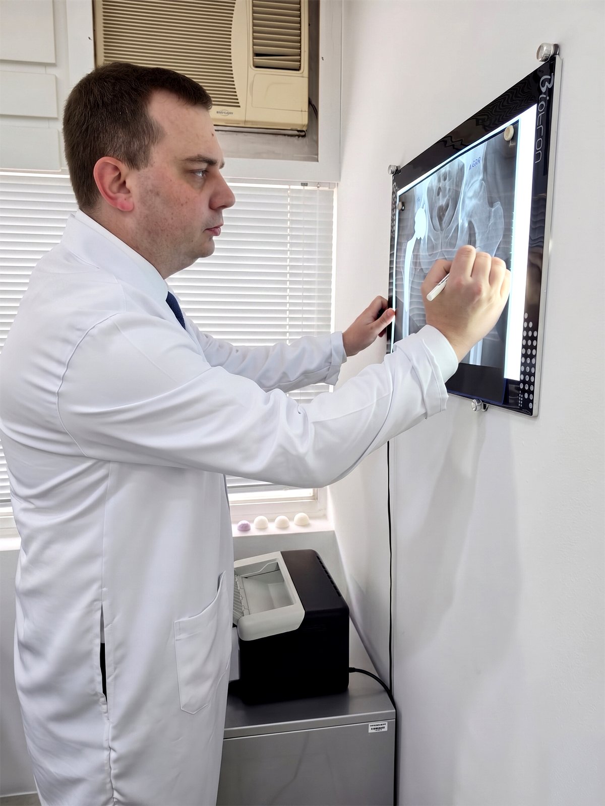 Dr. Dennis Sansanovicz analisando radiografia de quadril.